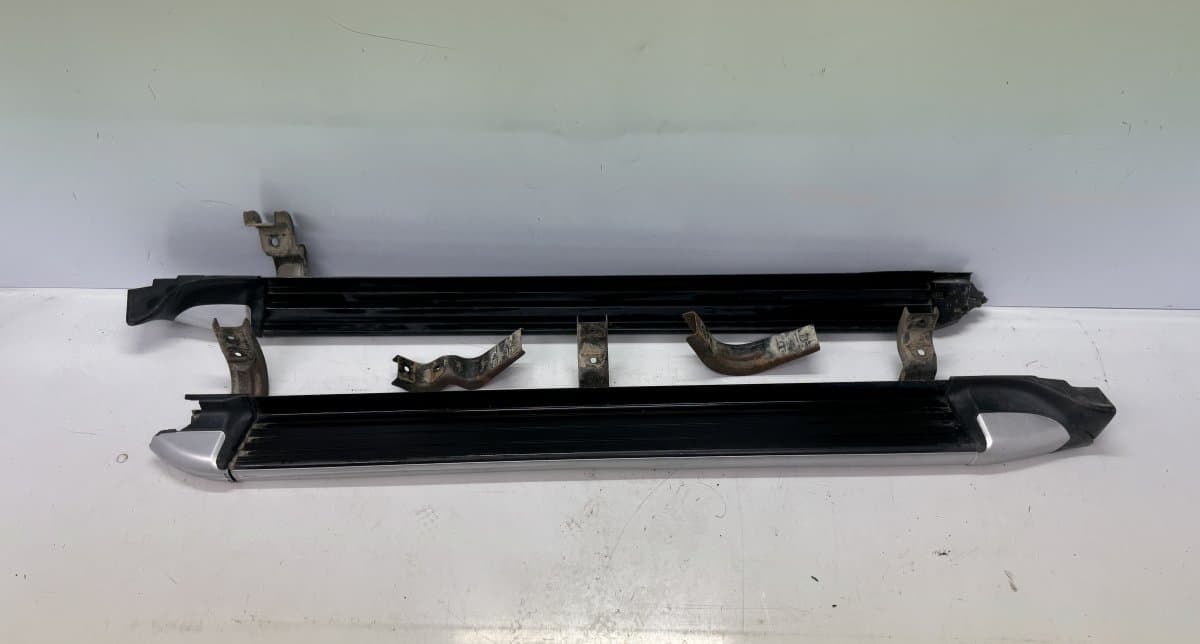 ISUZU Foot / side step right ISUZU D-MAX II (RT) (2012-2019)