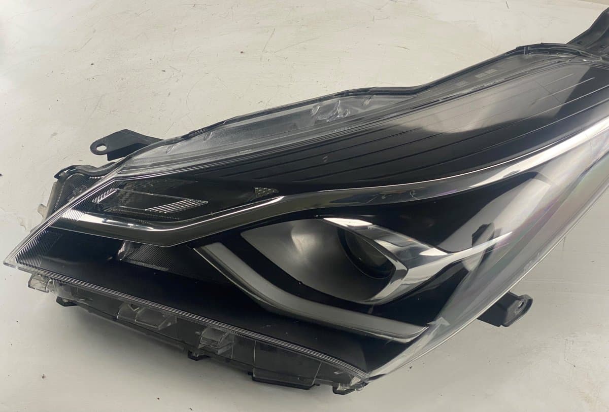 TOYOTA Headlight left TOYOTA YARIS III (XP150) (2013-)