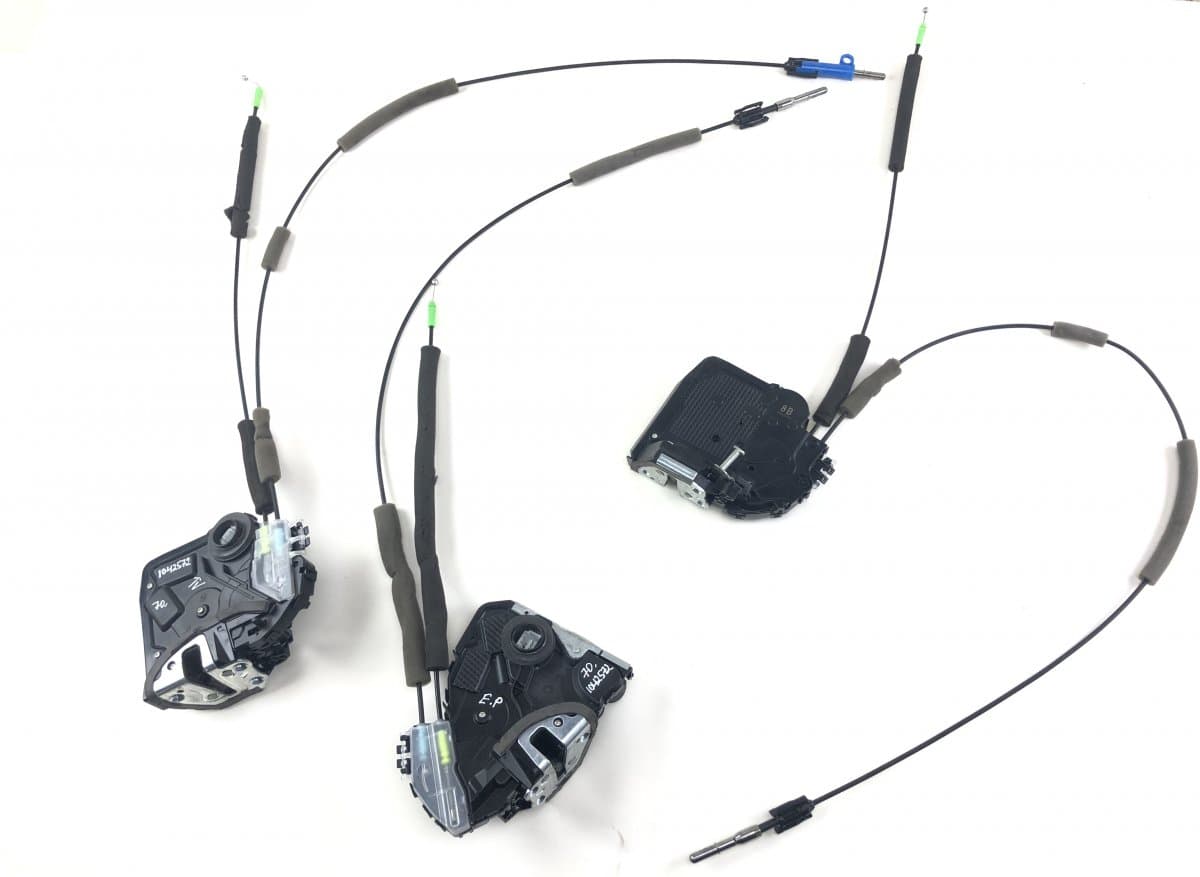 LEXUS 6903048130 Set of door locks (latches) LEXUS ES VII (2018-)