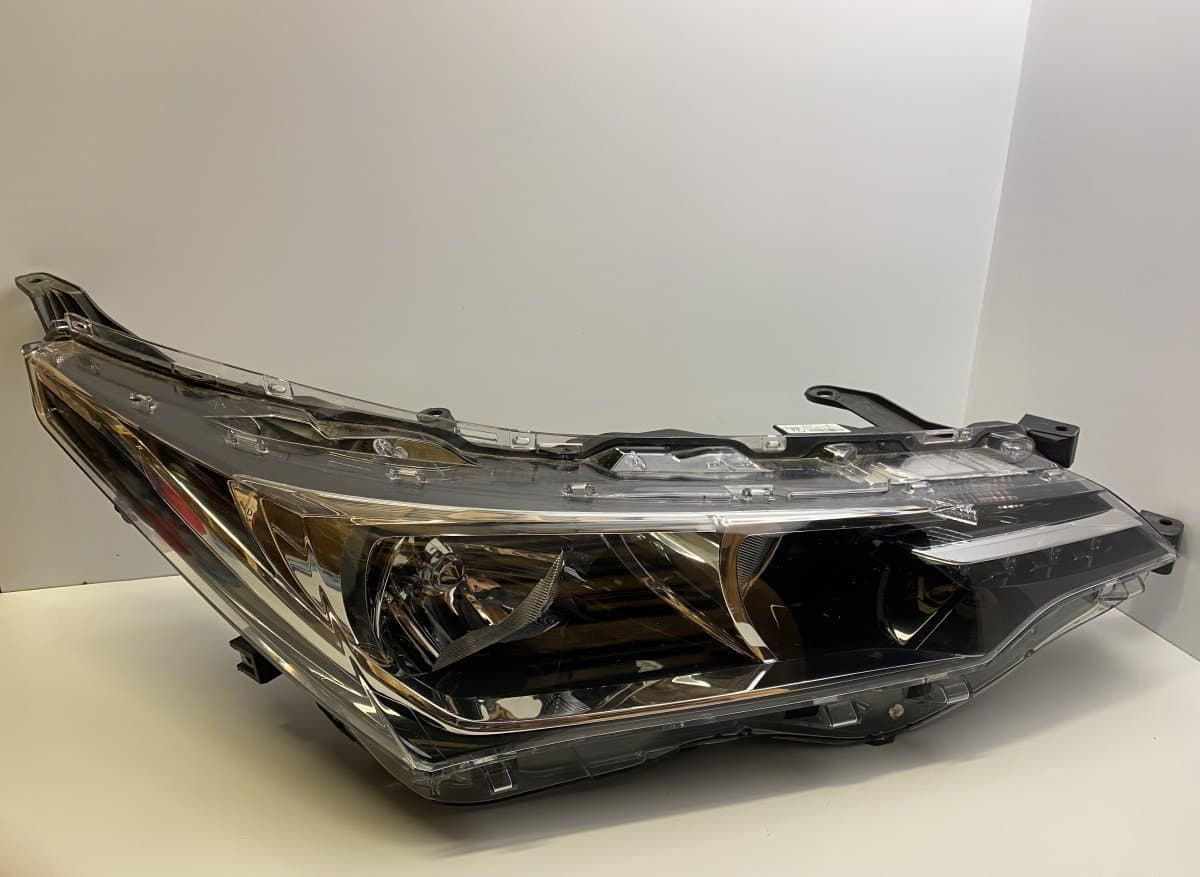 8111002L50 Headlight right TOYOTA COROLLA XI (E170, E180) (2013-2018)
