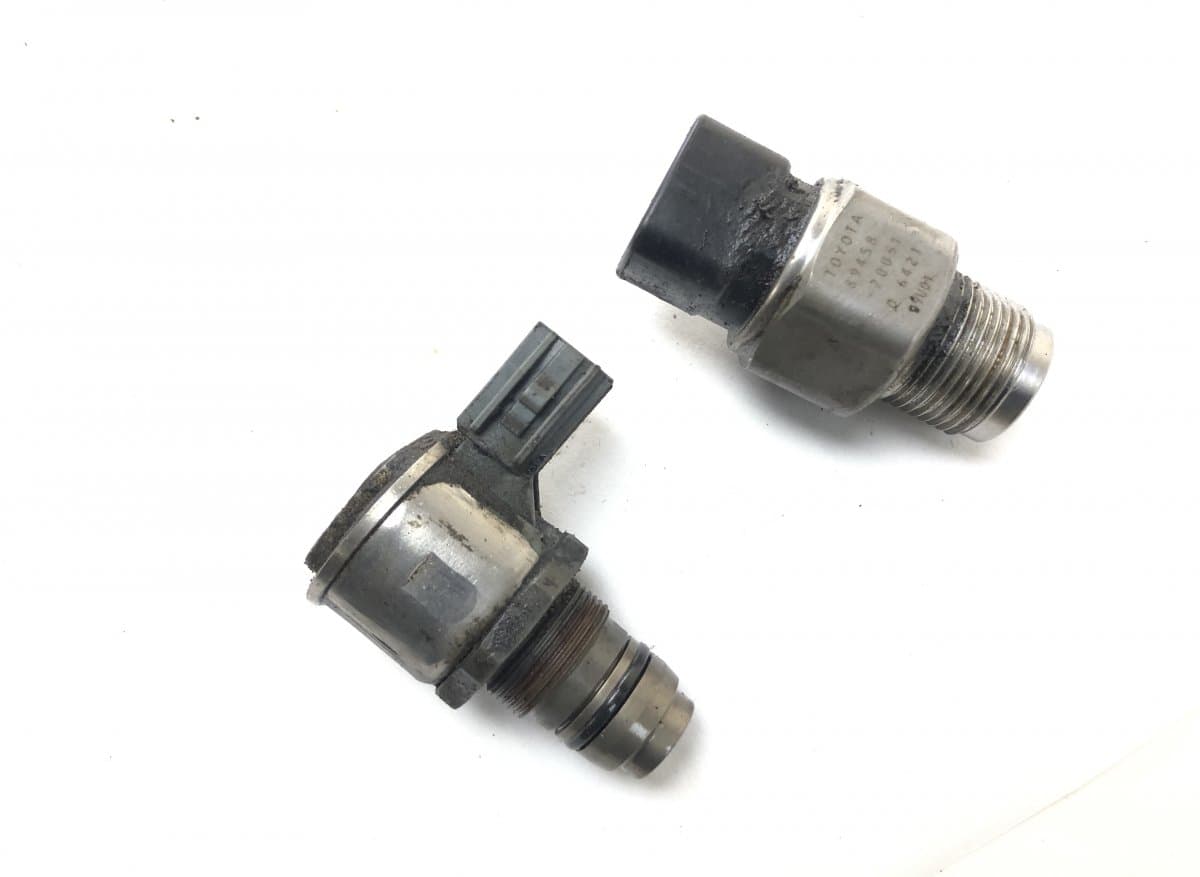 TOYOTA 238100E010 Fuel pressure regulator set TOYOTA HILUX VIII (AN110, AN120, AN130) (2015-)