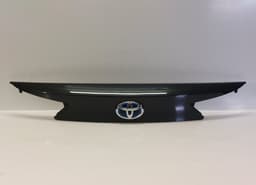 TOYOTA 76811-02830 Bootlid / tailgate reflector panel TOYOTA AURIS (E18) 2012-2018 — thumbnail 1