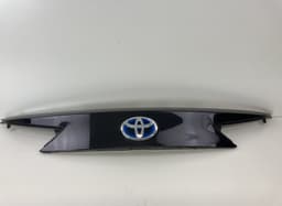 TOYOTA 76811-02830 Bootlid / tailgate reflector panel TOYOTA AURIS (E18) 2012-2018 — thumbnail 1
