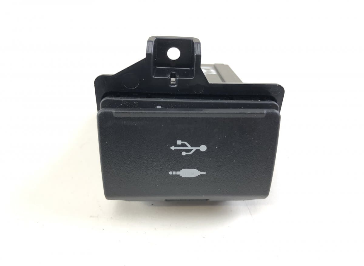 LEXUS 8619024030 Audio input / USB socket LEXUS ES VII (2018-)