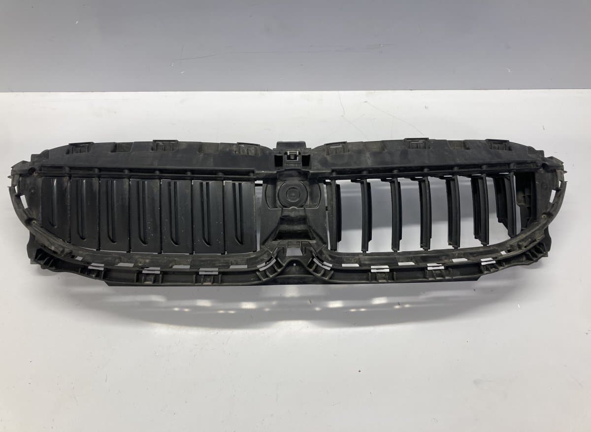 BMW 18715610 5811R1001 988164602 Air duct front, other BMW 5 (G30, G31) (2016-2024)