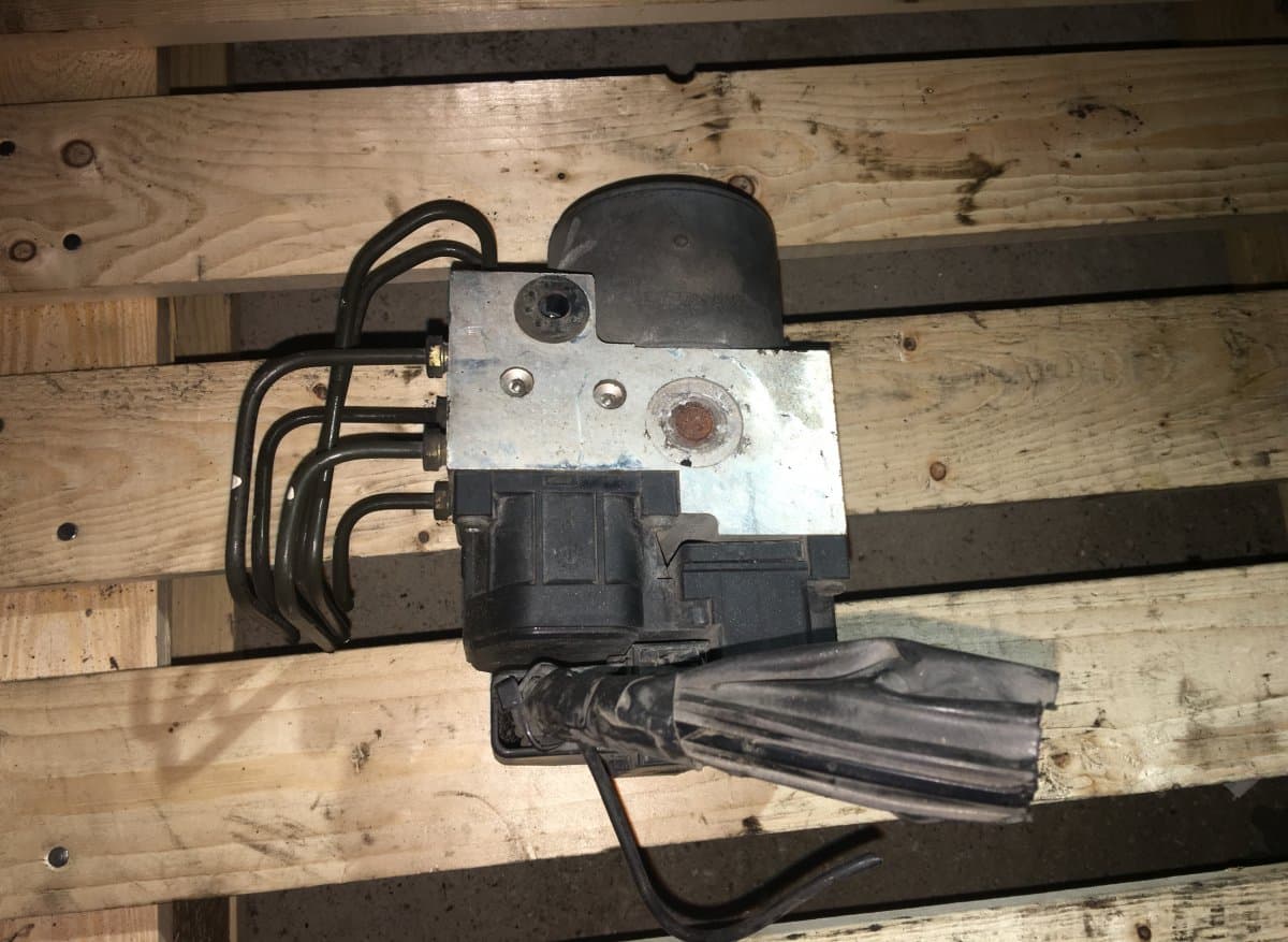 ABS hydraulic unit / pump VOLVO S40 / V40 (VS, VW) (1995-2004)