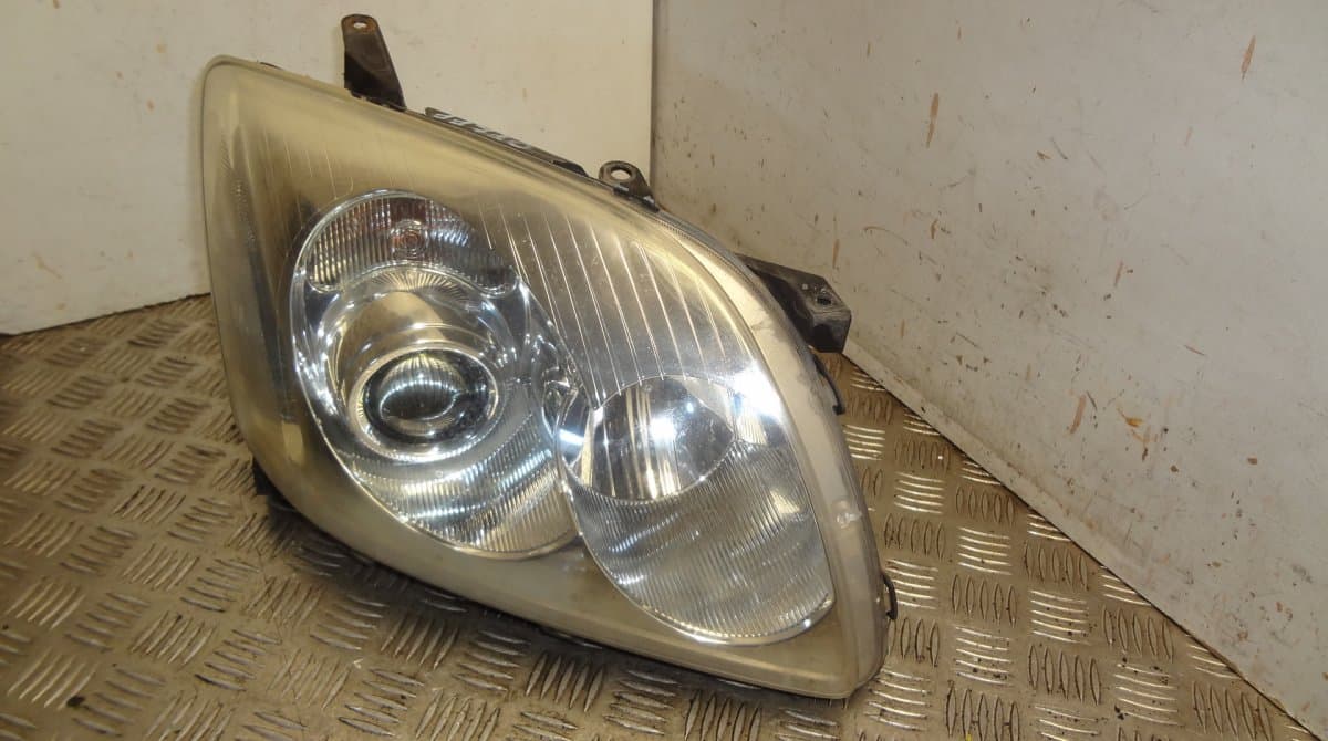 TOYOTA Headlight right TOYOTA AVENSIS (T250) (2003-2008)