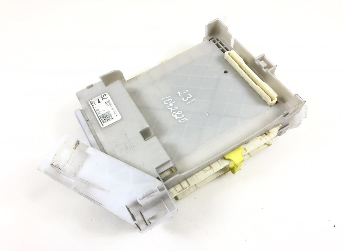 TOYOTA 8273047550 Fuse box TOYOTA PRIUS III PLUS (XW40) (2011-2021)