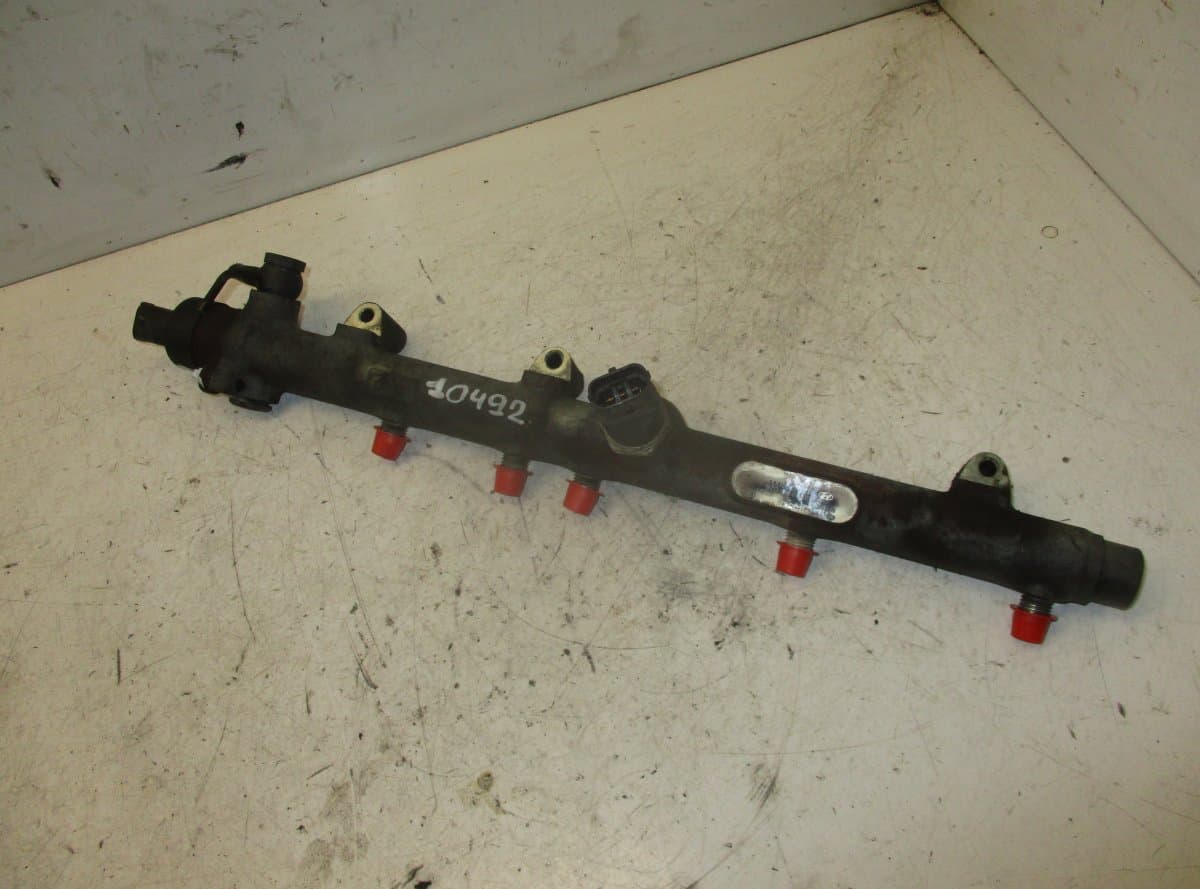 0445214026 Fuel Distributor / fuel rail HYUNDAI TRAJET (FO) (2000-2008)