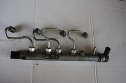 BMW Fuel Distributor / fuel rail BMW 3 (E90, E91, E92, E93) (2005-2011) — thumbnail 1