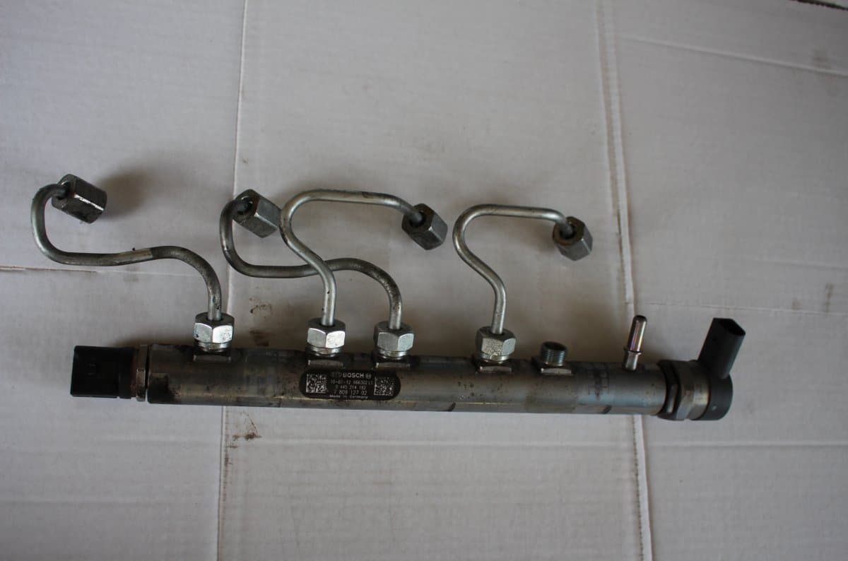 BMW Fuel Distributor / fuel rail BMW 3 (E90, E91, E92, E93) (2005-2011)