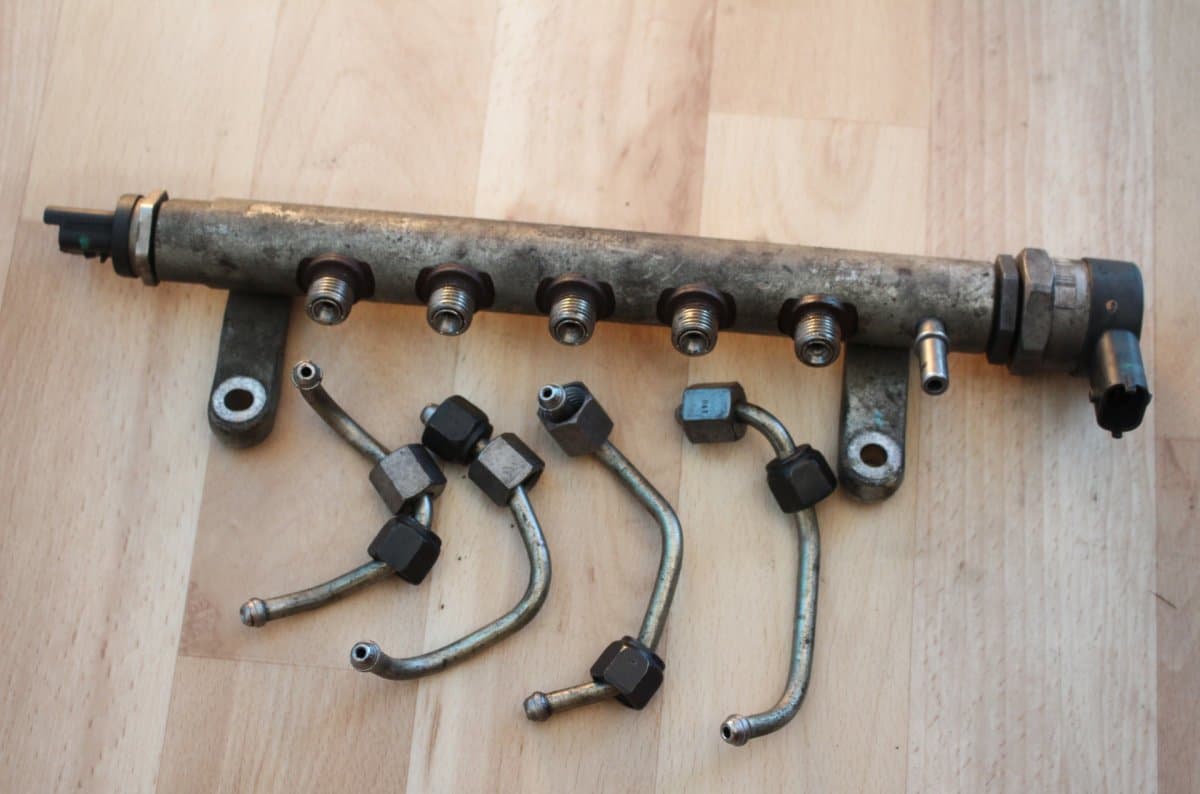 Fuel Distributor / fuel rail LAND ROVER FREELANDER II (FA) (2006-2015)