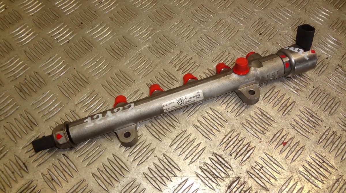 R9144Z240A Fuel Distributor / fuel rail MERCEDES-BENZ C-CLASS (W204) (2007-2013)
