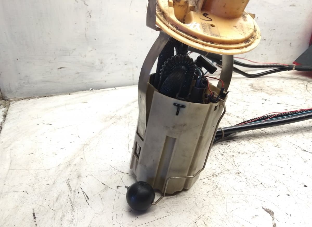 VOLVO Fuel delivery pump VOLVO V70 II / XC70 I (P80) (2000-2007)