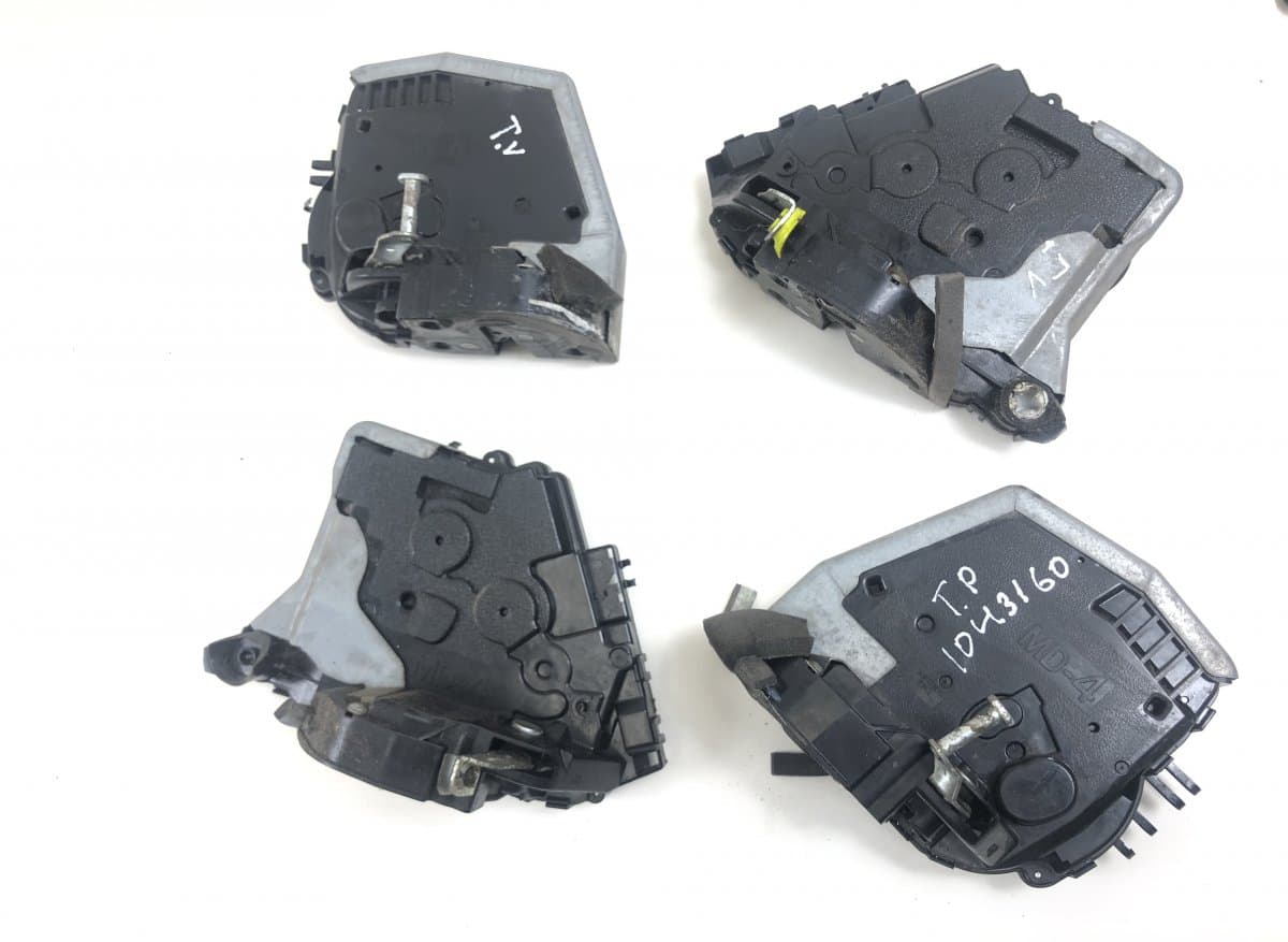 6904030A20 Set of door locks (latches) LEXUS GS III (2005-2011)