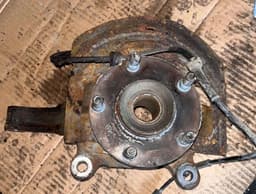 NISSAN Wheel bearing housing front left NISSAN QASHQAI I (J10) (2007-2013) — thumbnail 2