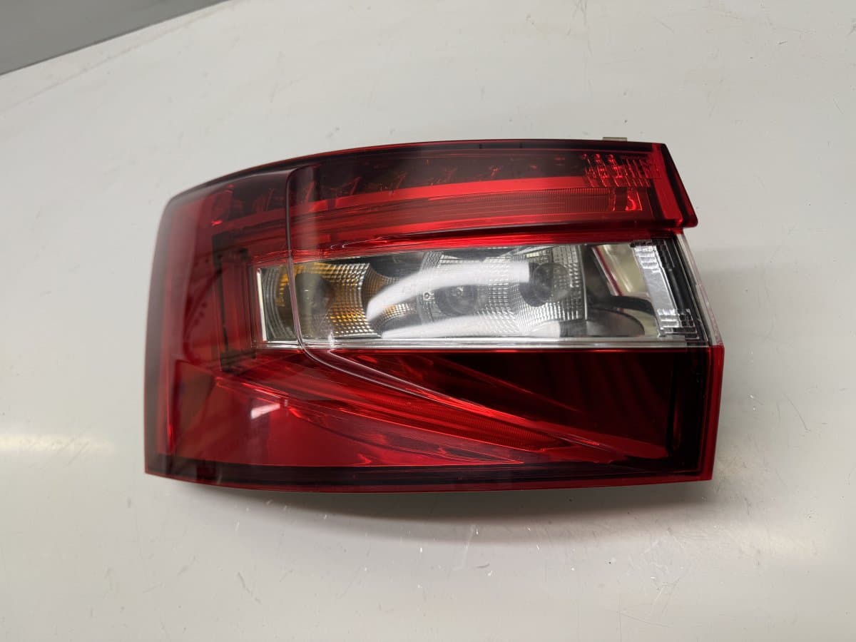 SKODA 3V9945207 Tail light left SKODA SUPERB III (3V3, 3V5) (2015-2024)