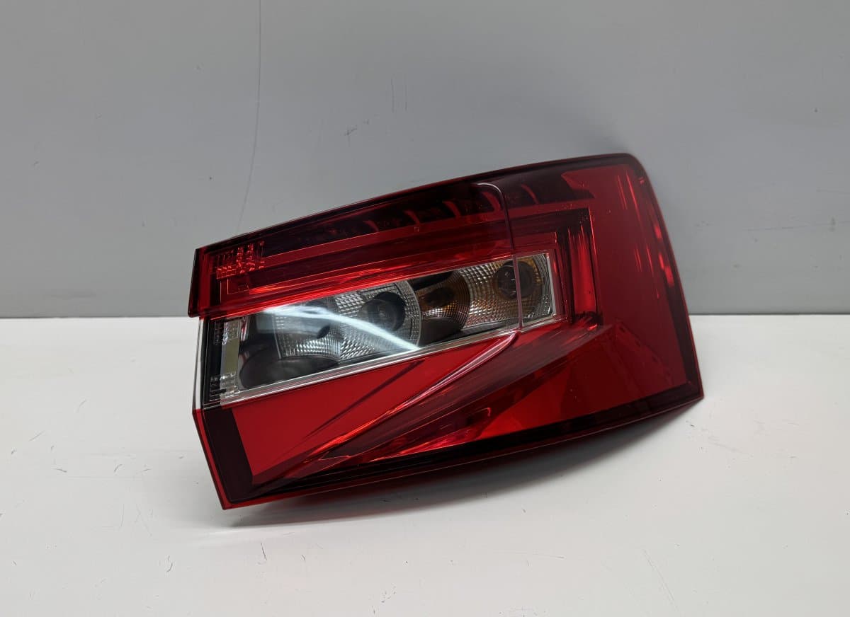 SKODA 3V9945208 Tail light, right SKODA SUPERB III (3V3, 3V5) (2015-2024)