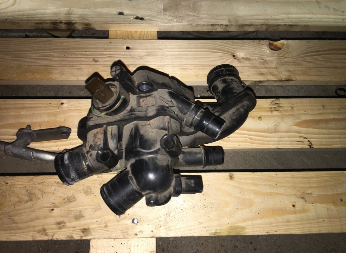PEUGEOT Thermostat housing PEUGEOT 508 I (W23) (2010-2018)
