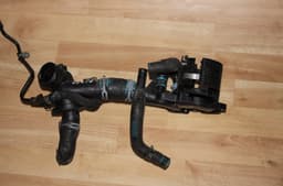 MERCEDES-BENZ Thermostat housing MERCEDES-BENZ E-CLASS (W212) (2009-2016) — thumbnail 1