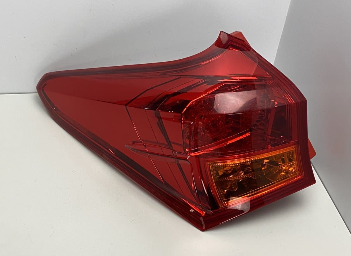TOYOTA 8156102710 8155602730 871556-02730 Tail light left TOYOTA AURIS (E18) 2012-2018