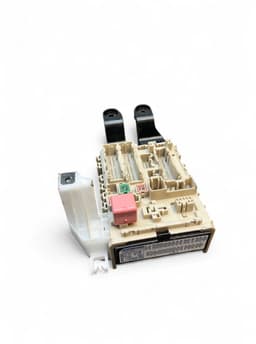 TOYOTA 8273005J70 480216J25 Fuse box TOYOTA AVENSIS (T270) (2009-2018) — thumbnail 3