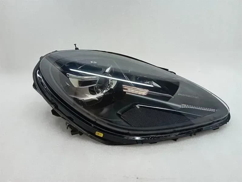 PORSCHE Porsche Macan 95B Right Headlight 95B941010AQ SPARES OR REPAIR Headlamp PDLS