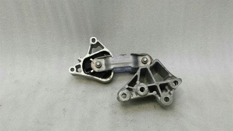 MERCEDES-BENZ Mercedes A Class W176 Engine Mount A2462401109 Engine Holder