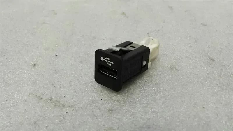 BMW BMW 5 Series F10 528i USB Input 9237656 Audio Control Unit
