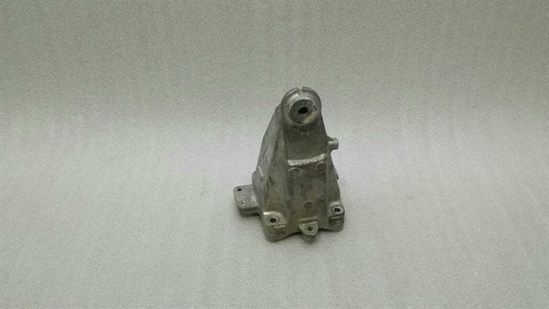 MERCEDES-BENZ Mercedes C Class W205 Engine Mount Right A2742231004 Engine Mount Right M274