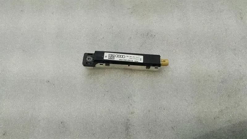 Audi S3 8V A3 Aerial / Antenna 8V4035225B Antenna Amplifier