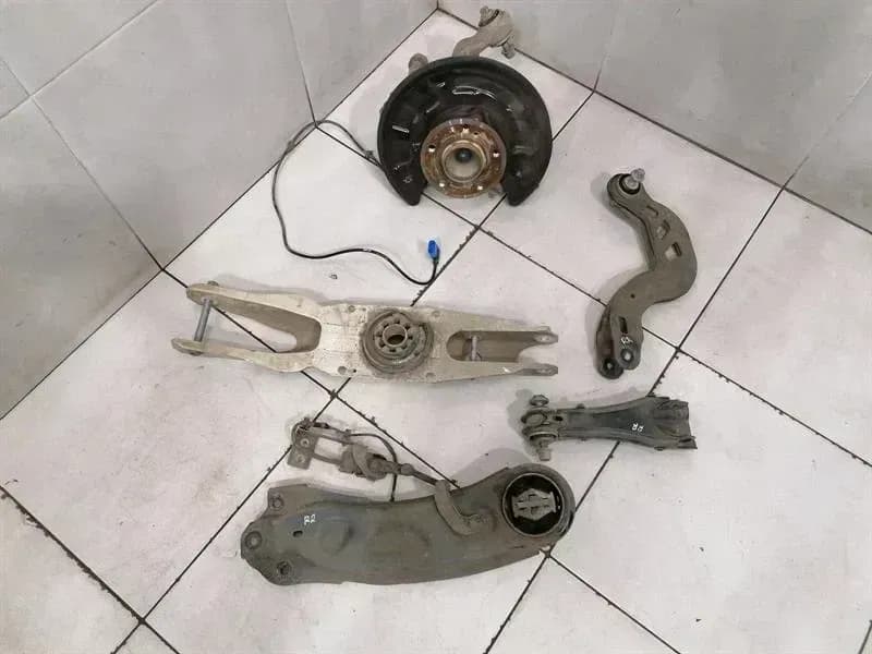 MERCEDES-BENZ Mercedes CLA W117 C117 Right Rear Hub A2463503641 Wheel Bearing Case Rear Right
