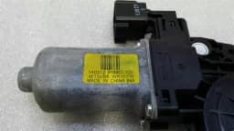 LAND ROVER Land Rover Evoque FRH door window motor 140212 window regulator motor front right — thumbnail 2