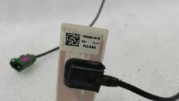 TESLA Tesla Model S 75 Aerial / Antenna 1052393-00-B Antenna Bluetooth — thumbnail 2