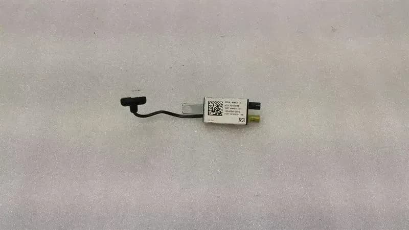TESLA Tesla Model S 75 Aerial / Antenna 1004798-00-D Antenna Amplifier