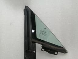 TESLA Tesla Model S 100D Right Front 1/4 Glass 1821301-00-A Door Panel 1/4 Front Right — thumbnail 2