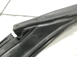 TESLA Tesla Model X P100D FRH Door Seal 1032146-00-C Front Right Door Seals — thumbnail 4