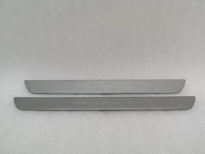 TESLA Tesla Model 3 Standard Range Door Sill Set 1504763-0-A Door Sill Set