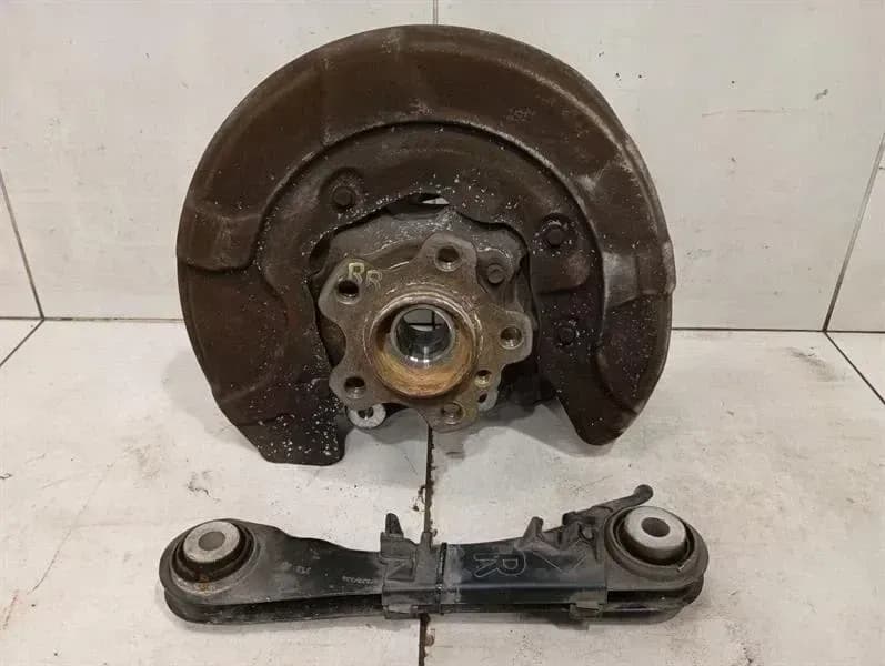 BMW BMW 7 Series G11 Right Rear Hub 6865662 Wheel Bearing Housing Rear Right
