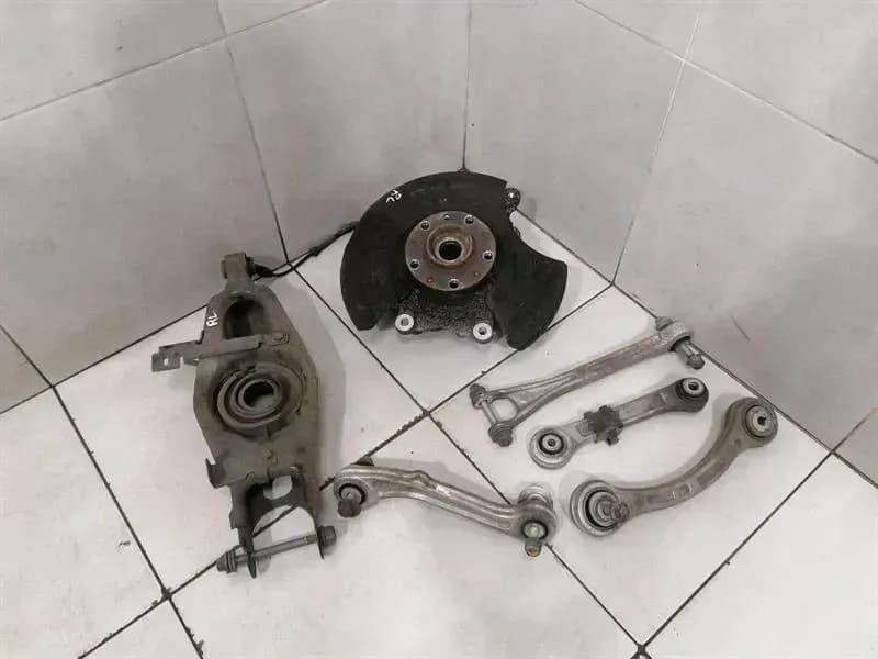 MASERATI MASERATI QUATTROPORTE VI M156 Left Rear Hub 670035980 Wheel Bearing Housing Rear Li