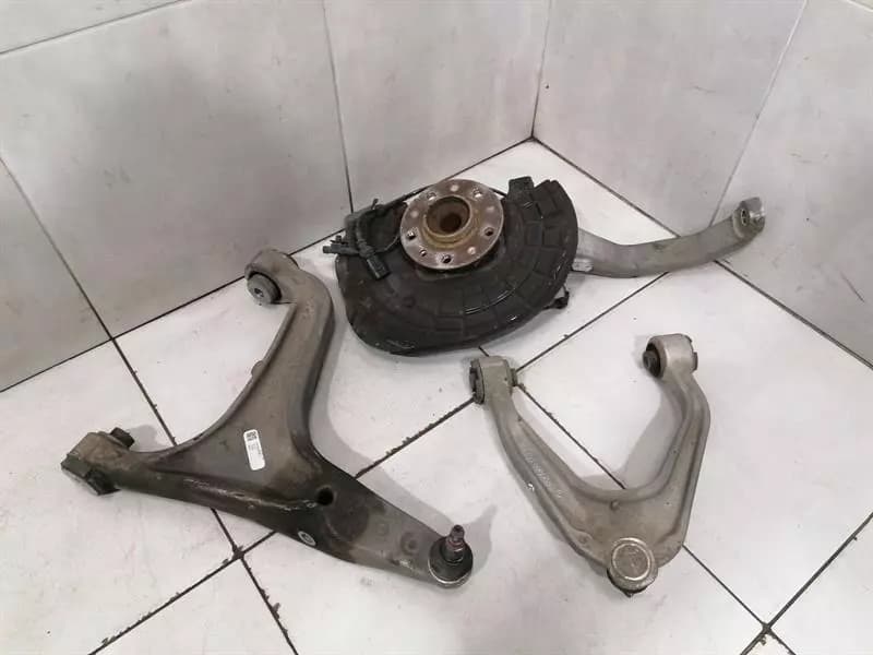 MASERATI QUATTROPORTE VI M156 Left Front Hub 670039063 Radlagergehäus