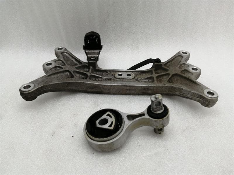 MASERATI MASERATI QUATTROPORTE VI M156 Gearbox mount 670001738 Transmission Holder