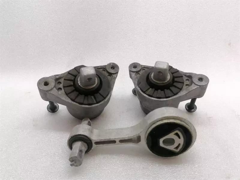MASERATI Maserati Ghibli M157 Engine Mount Set 670038978 Engine Holder Set