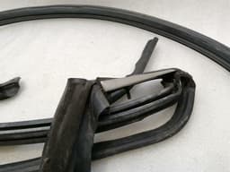 ASTON MARTIN ASTON MARTIN VANTAGE V8 W/STRIP BARREL 6G33-L51452-AF Convertible Seals — thumbnail 2