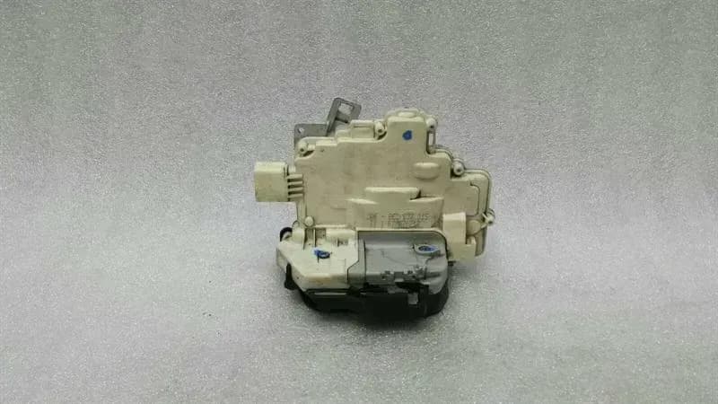 AUDI Audi RS4 8E B7 A4 RHD front left door lock 8E2837015AA right handlebar