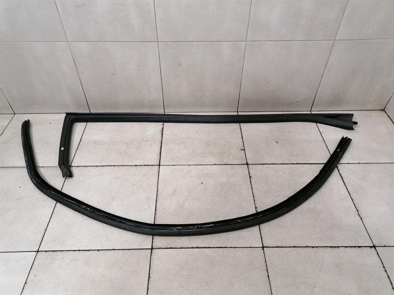 MASERATI Maserati Granturismo M145 Right Door Seal 80089100 Door Seals Right