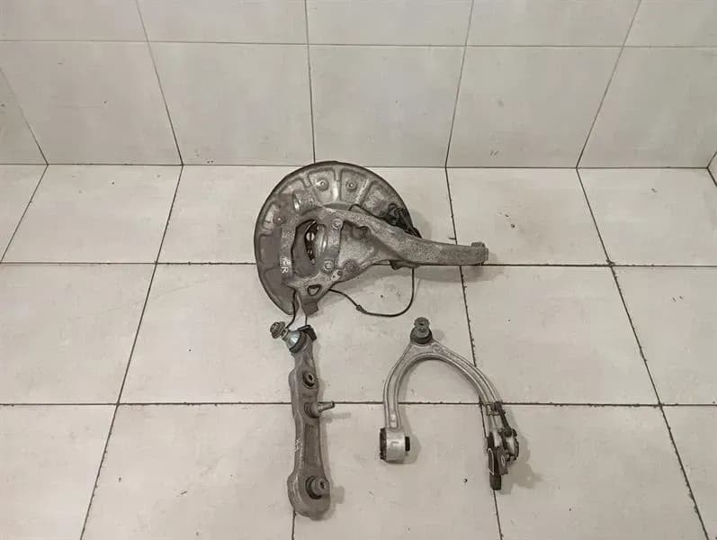 MERCEDES-BENZ Mercedes C Class W205 Right Front Hub A2053300004 Wheel Bearing Housing Front Right