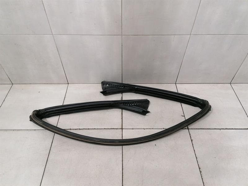 FERRARI Ferrari Portofino F164 Seal 959306 Seals Upper Windscreen Cross Member Seal