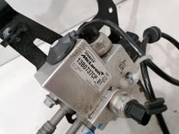 MCLAREN McLaren 570S Spider Valve 13B0737CP Valve FRONT AXLE LIFT HYDRAULIC PUMP — thumbnail 2