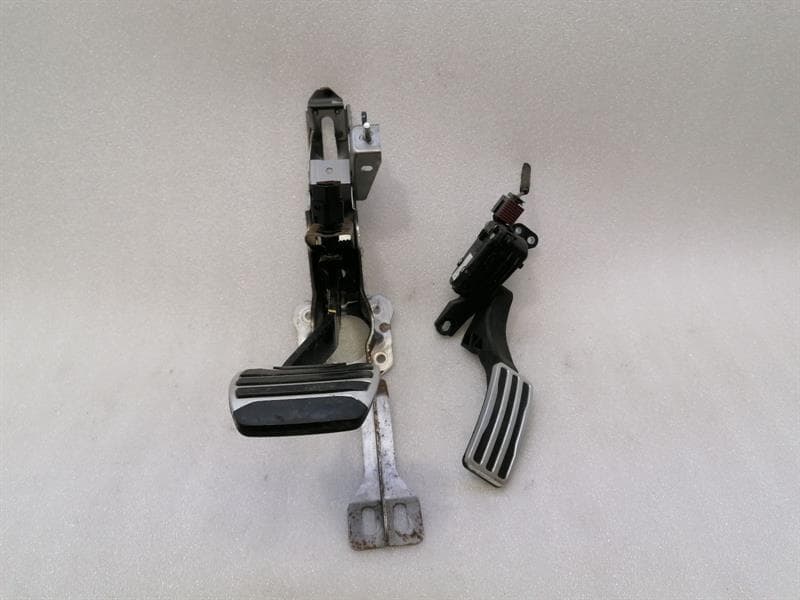 NISSAN NISSAN GT-R R35 THROTTLE PEDAL (ELECTRICAL) 18002JF00A RIGHT HAND DRIVE RHD